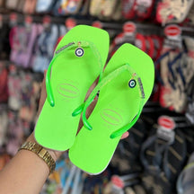 Havaianas Slim Square Glitter Neon + Pin Olho Grego Pendurado