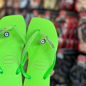Havaianas Slim Square Glitter Neon + Pin Olho Grego Pendurado