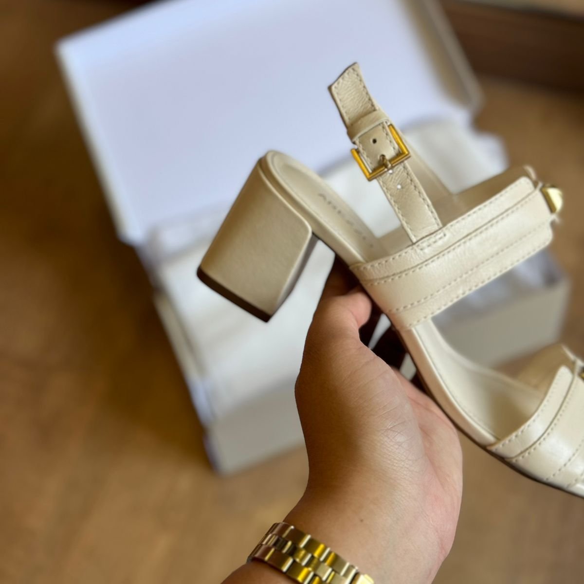 Sandália Arezzo Couro Salto Bloco Tiras Tachas  A134360019