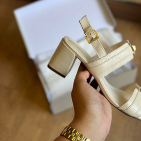 Sandália Arezzo Couro Salto Bloco Tiras Tachas  A134360019