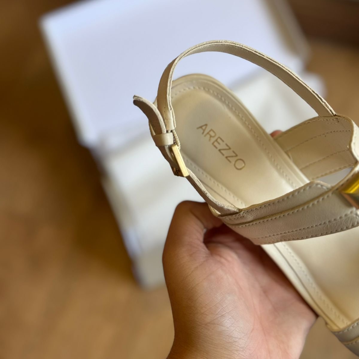 Sandália Arezzo Couro Salto Bloco Tiras Tachas  A134360019