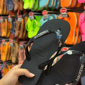 Havaianas Top + Placa Logo + Pin Golfinho, Sereia e Concha