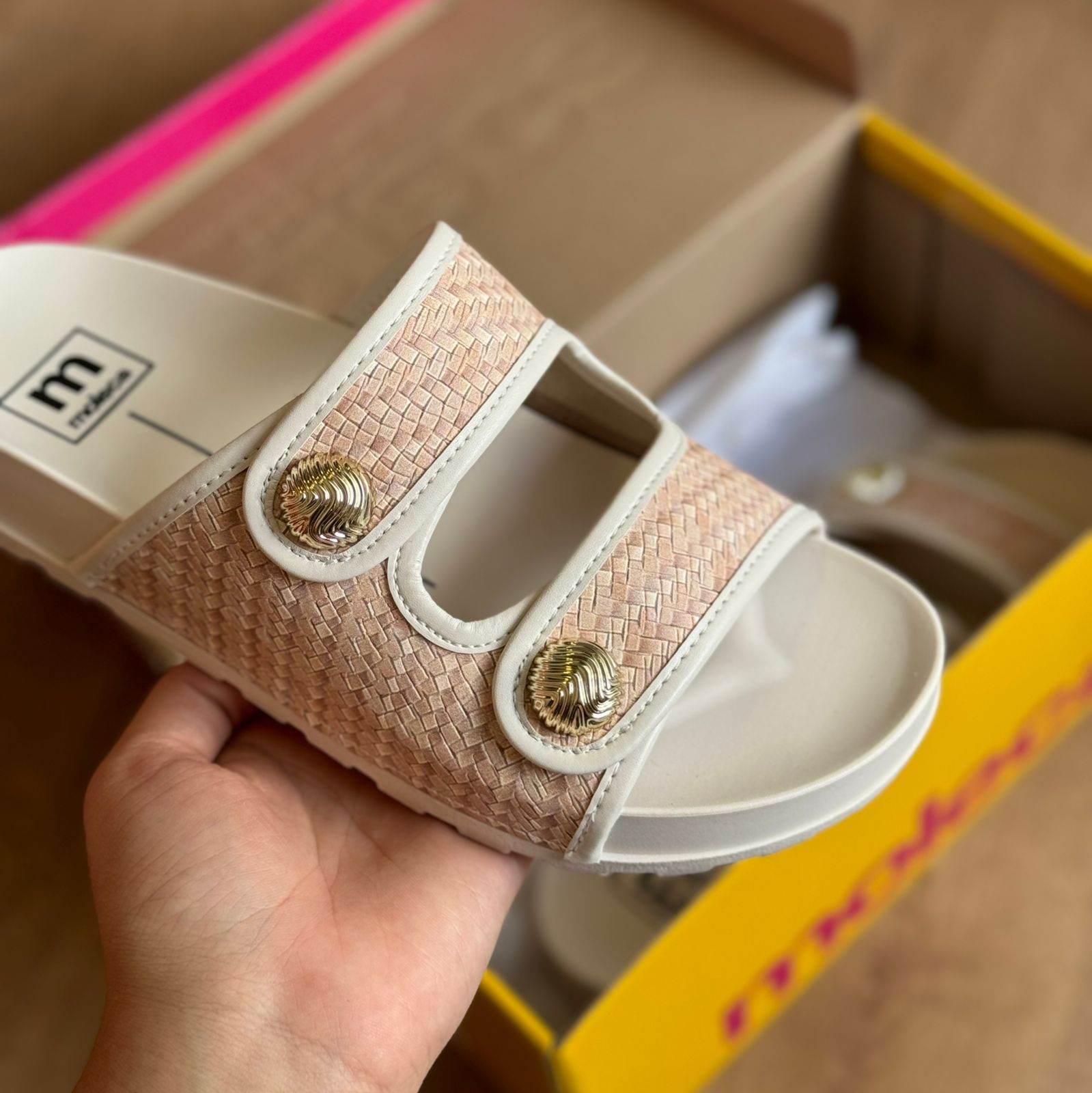 Sandália Moleca Slide Detalhe Dourado 5436.434