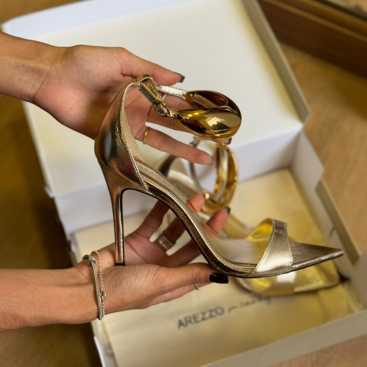 Sandália Arezzo Couro Salto Fino Metal Silvia Brazz A129770033