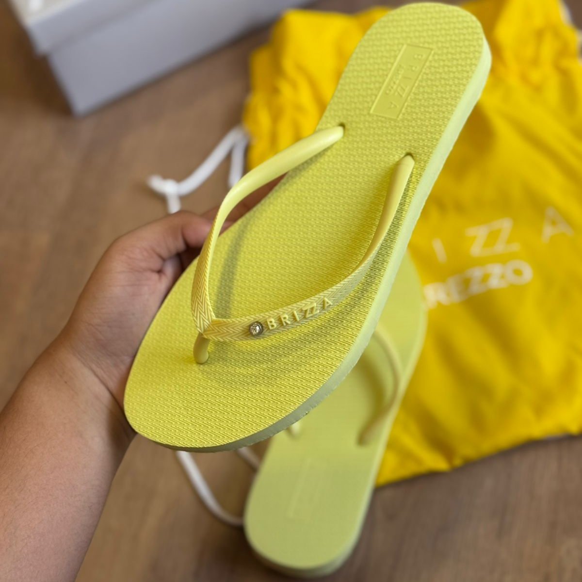 Kit Chinelo de Dedo Arezzo e Mochila Esportiva Z190260072