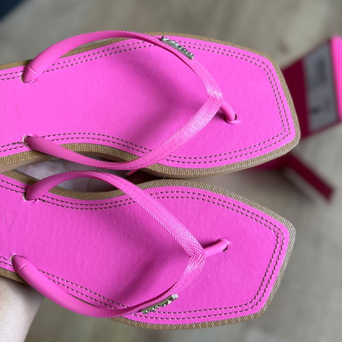 Chinelo de Dedo Arezzo Recouro Color Square Z190270202