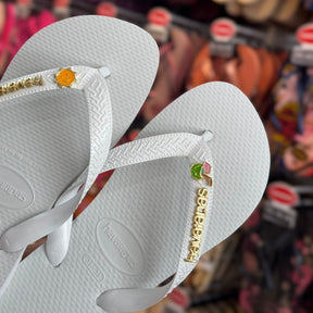 Havaianas Top +  Placa Logo + Pin Sol e Água de Coco