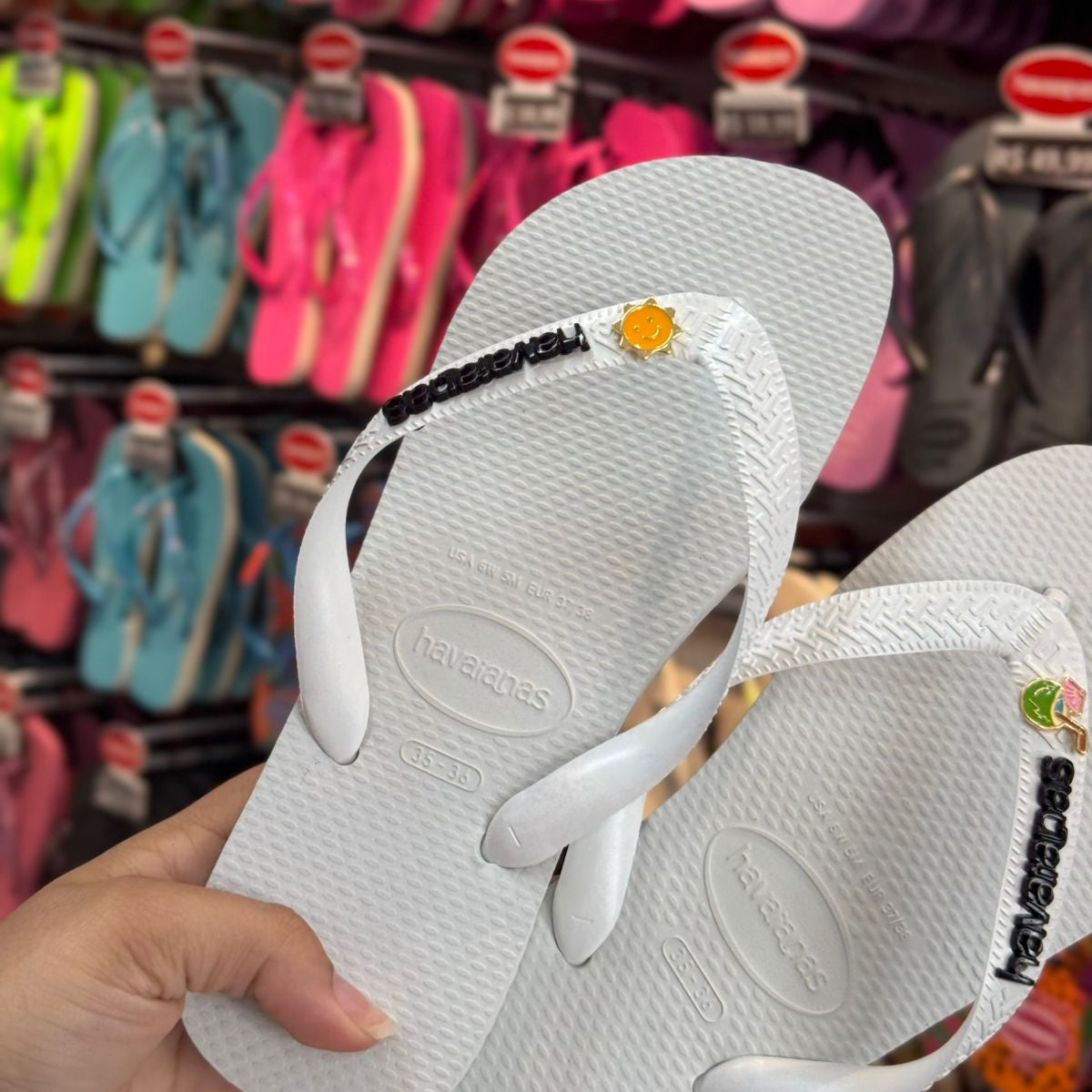 Havaianas Top +  Placa Logo + Pin Sol e Água de Coco