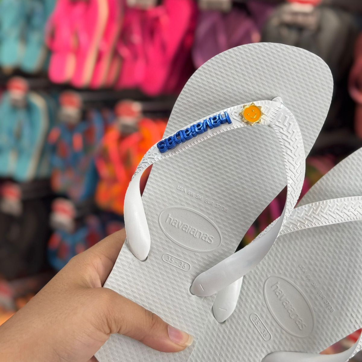 Havaianas Top +  Placa Logo + Pin Sol e Água de Coco