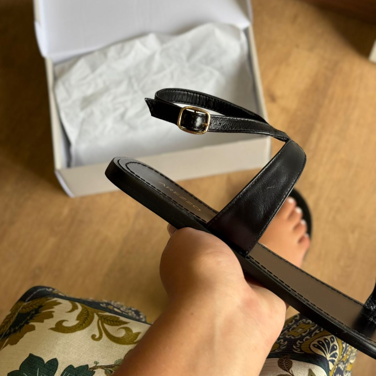 Sandália Arezzo Rasteira Couro Metal Bold A135690011