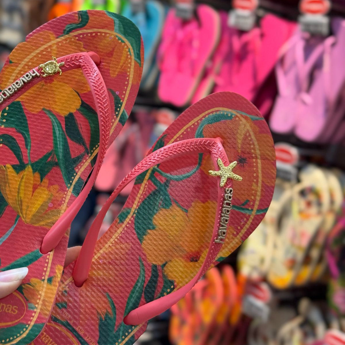 Havaianas Slim Tropical + Pin Estrela e Tartaruga (GRÁTIS)