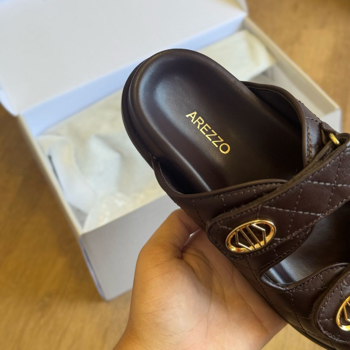 Sandália Arezzo Rasteira Couro Matelassê Velcro A120160149