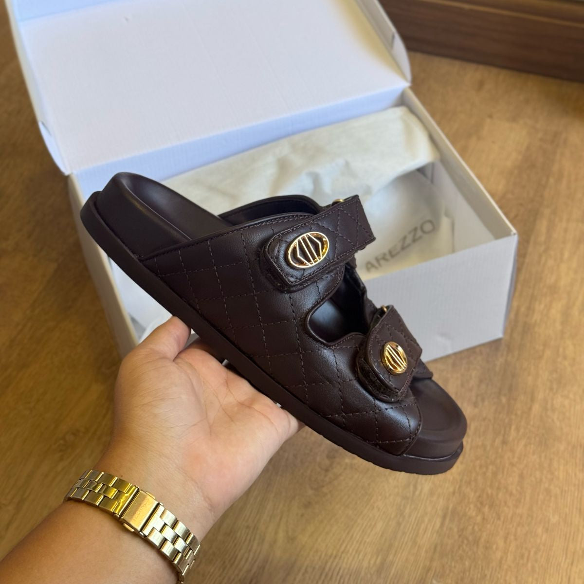 Sandália Arezzo Rasteira Couro Matelassê Velcro A120160149