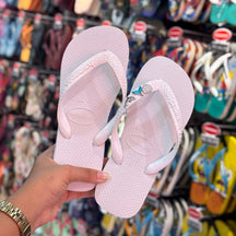 Chinelo Havaianas Top + Pin Concha, Golfinho e Sereia