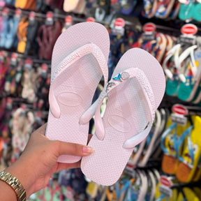 Chinelo Havaianas Top + Pin Concha, Golfinho e Sereia