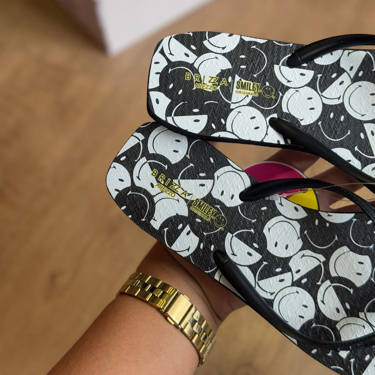 Chinelo de Dedo Arezzo Essential Brizza Smiley Z190260085