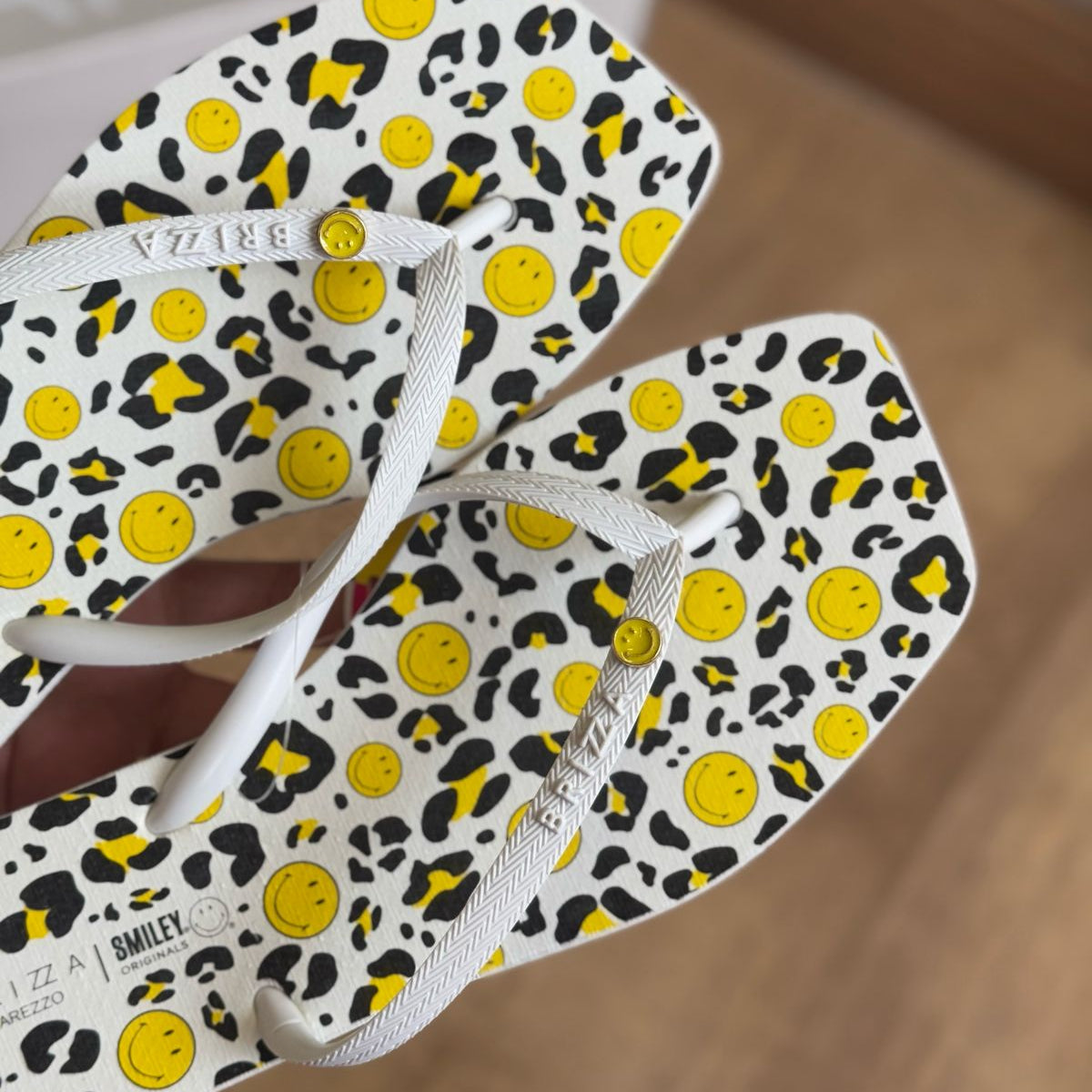 Chinelo de Dedo Arezzo Square Print Smiley Z190270200