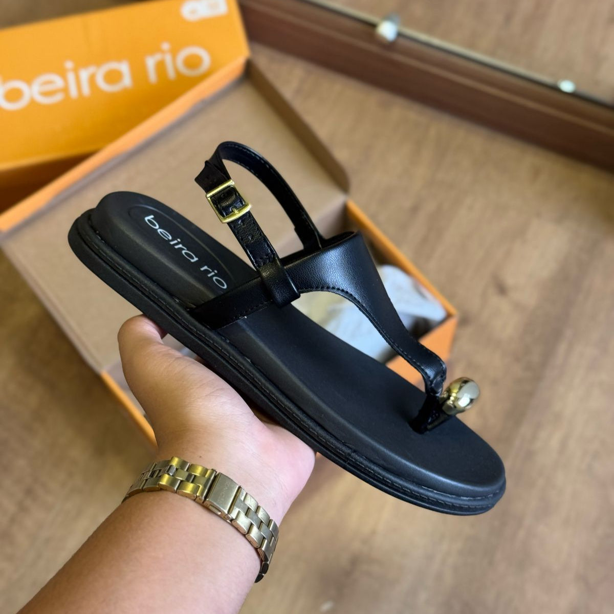 Sandália Beira Rio Detalhe Dourado 8513.113.14710