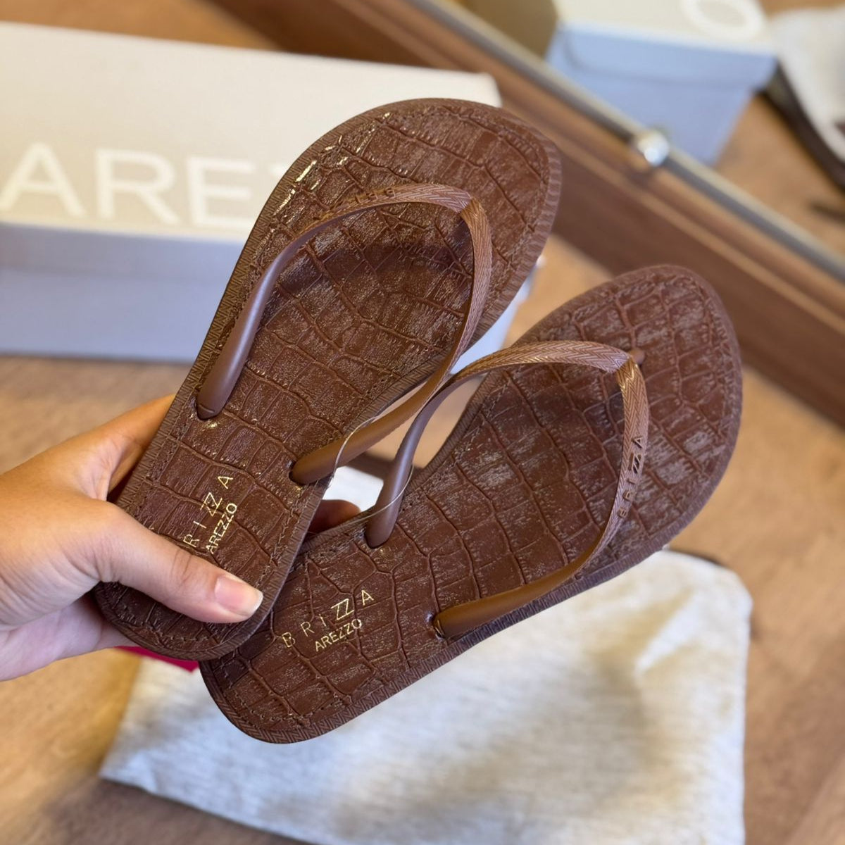 Chinelo de Dedo Arezzo Texturizado + Necessaire Z190260118