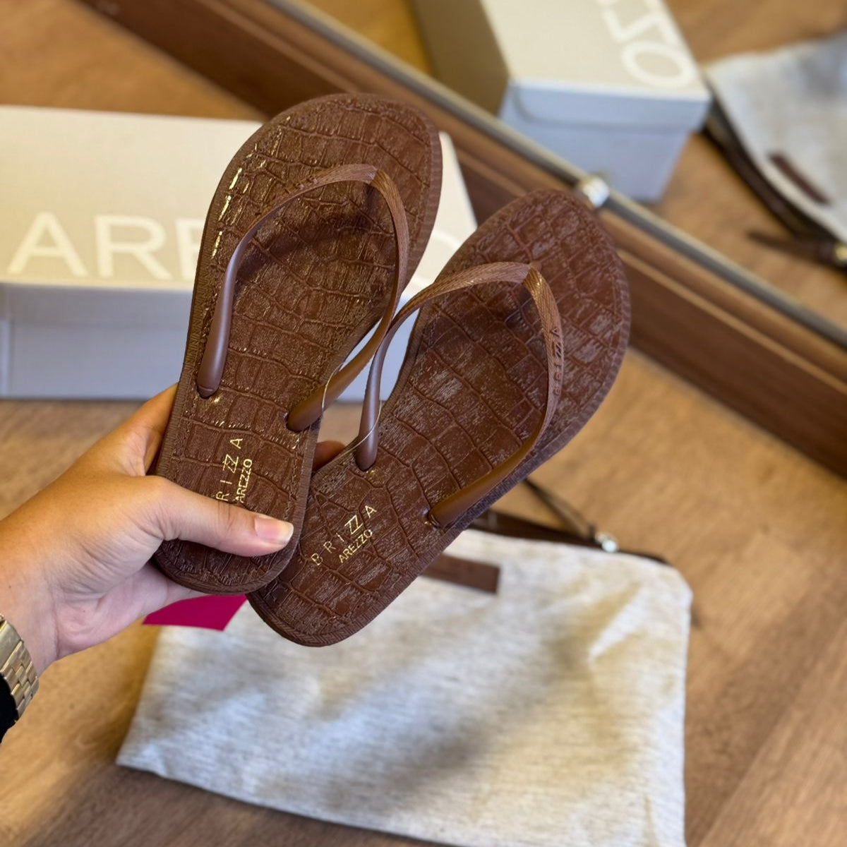 Chinelo de Dedo Arezzo Texturizado + Necessaire Z190260118