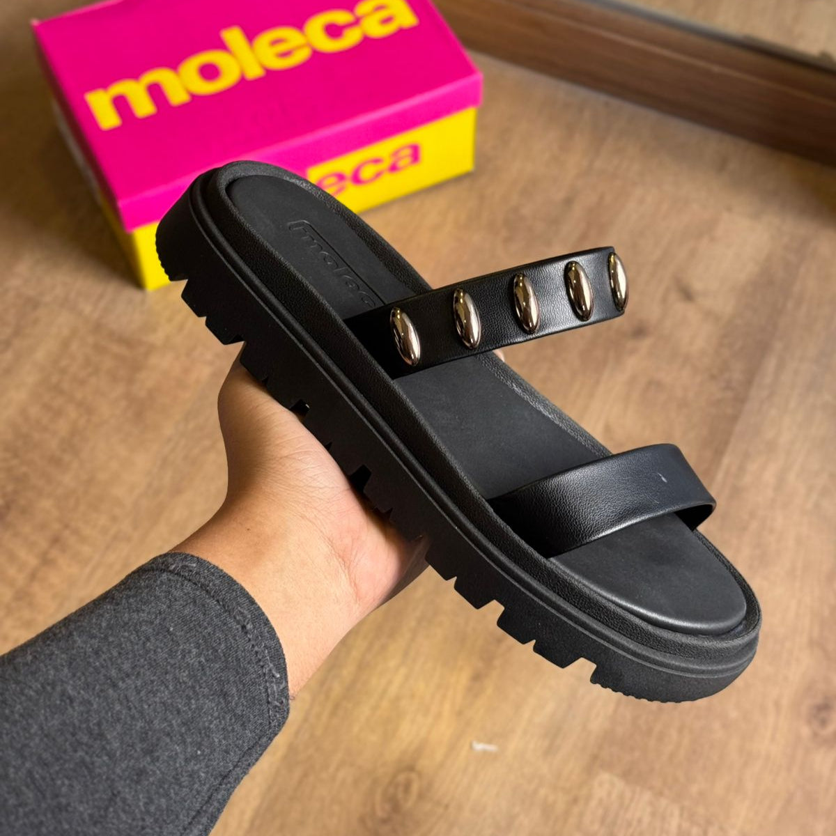 Sandália Moleca Detalhe de Pontinhos Dourados 5504.112