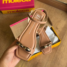 Sandália Moleca Rasteira Detalhe Circular Dourado 5462.143