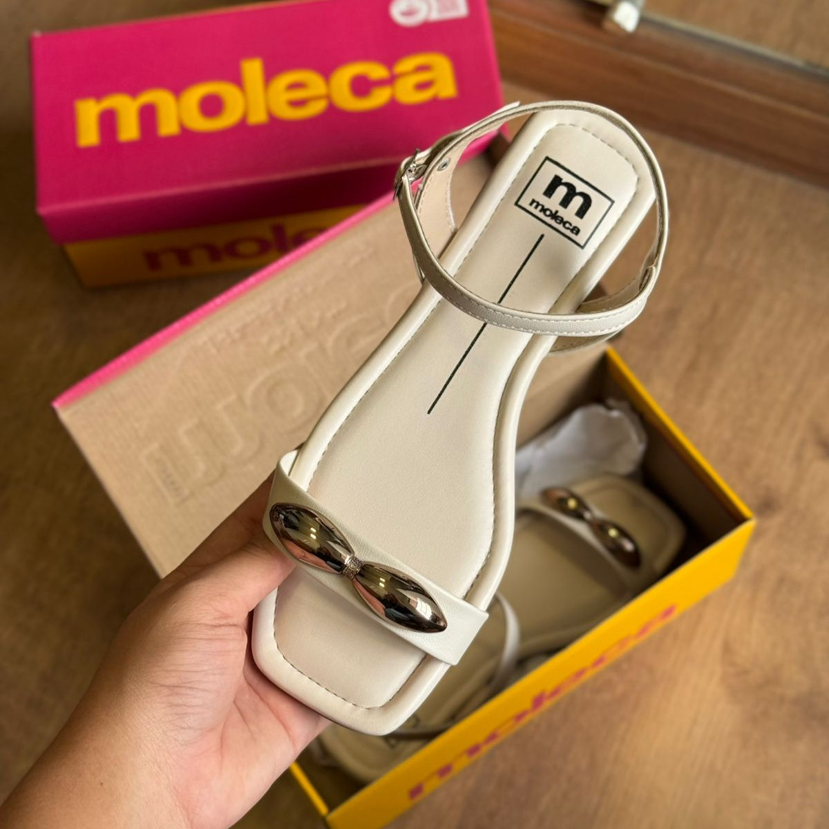 Sandália Moleca Rasteira Detalhe Circular Dourado 5462.143