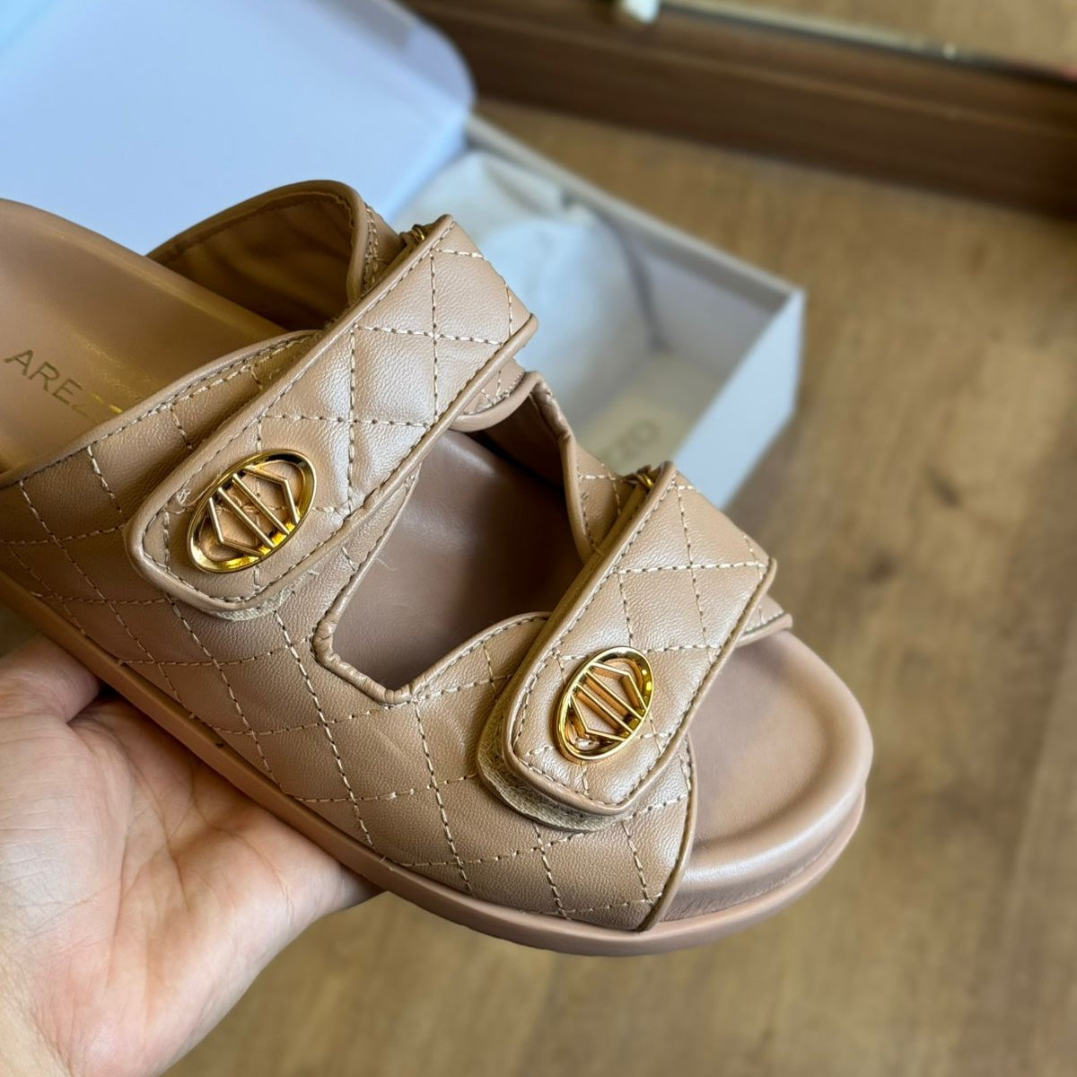 Sandália Arezzo Rasteira Couro Matelassê Velcro A120160149