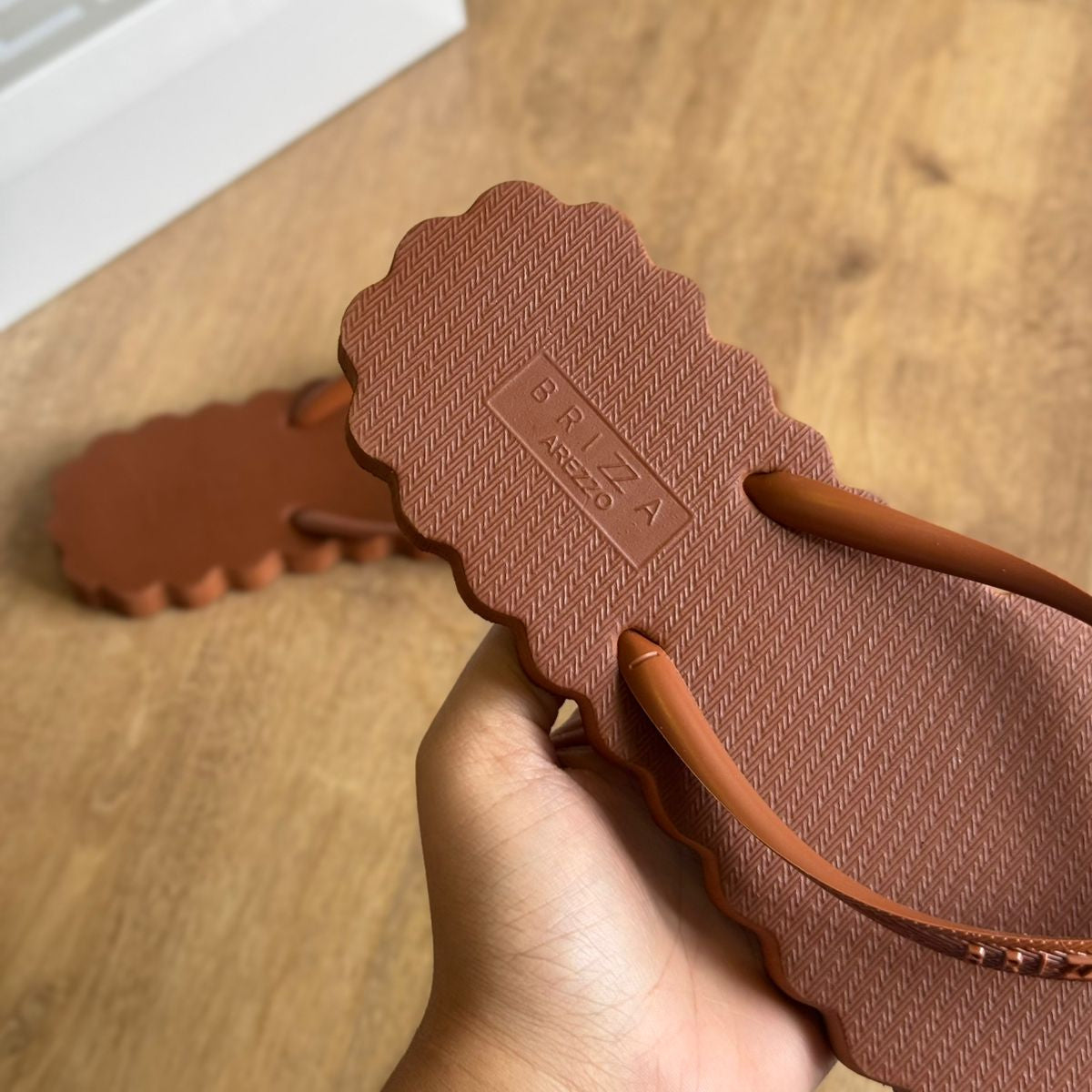 Chinelo de Dedo Arezzo Recouro Detalhe de Pétalas Z191290001