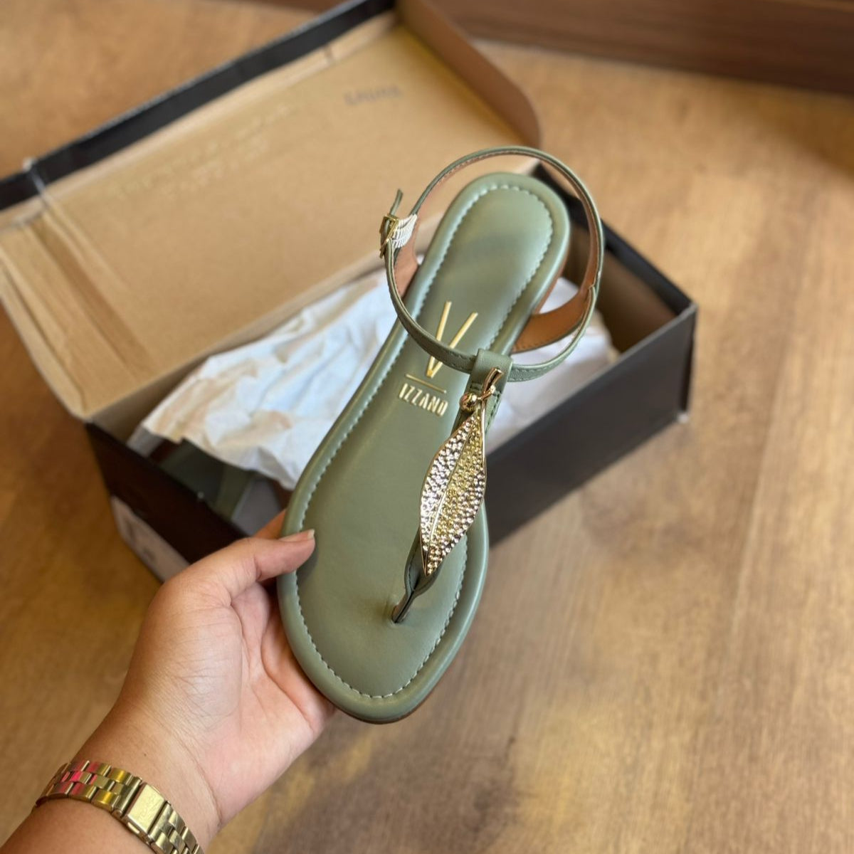 Rasteira Vizzano Detalhe Dourado de Folha 6371.374