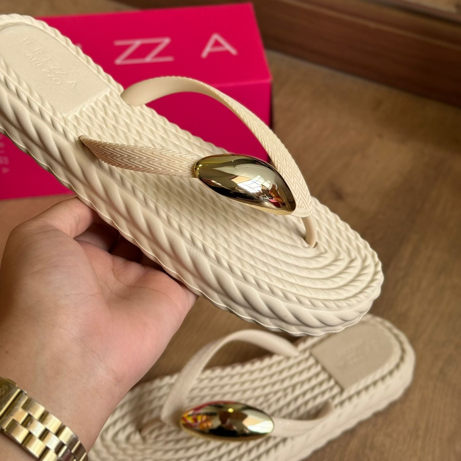 Sandália Arezzo Detalhe Dourado na Tira Z191550005