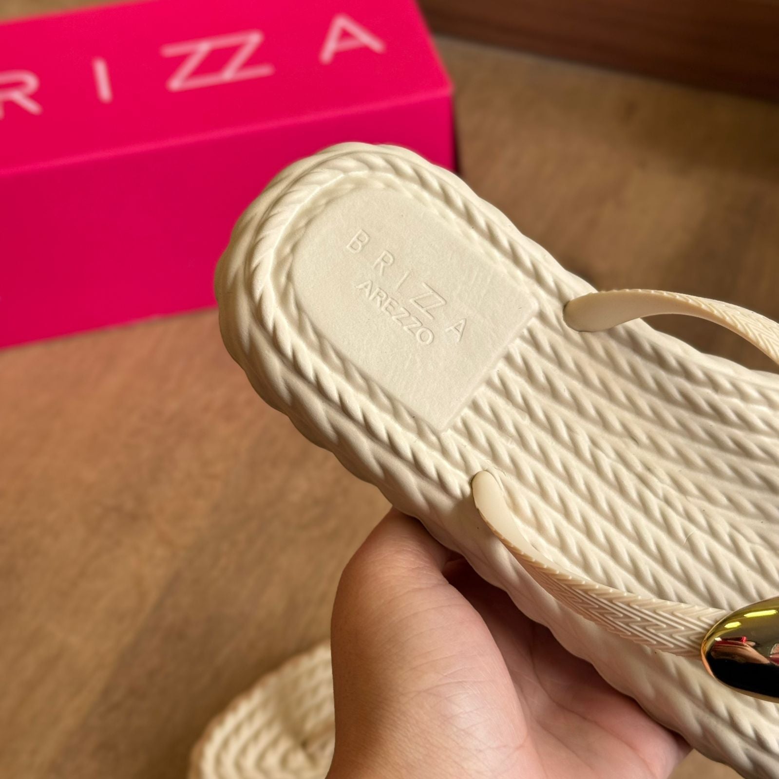 Sandália Arezzo Detalhe Dourado na Tira Z191550005