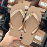 Havaianas Top + Pin Tucano, Coqueiro e Brasil