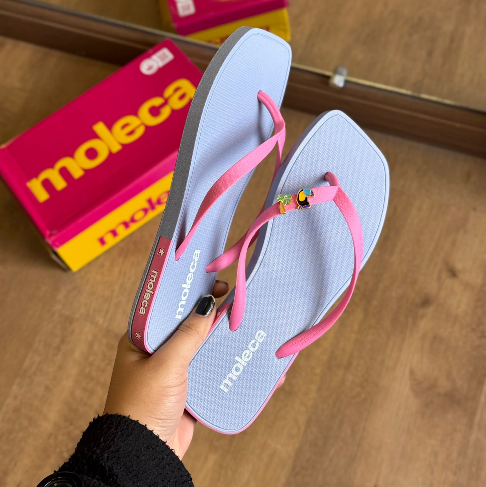 Chinelo de Dedo Moleca Detalhes da Marca 5552.200 + Pin Tucano e Coqueiro