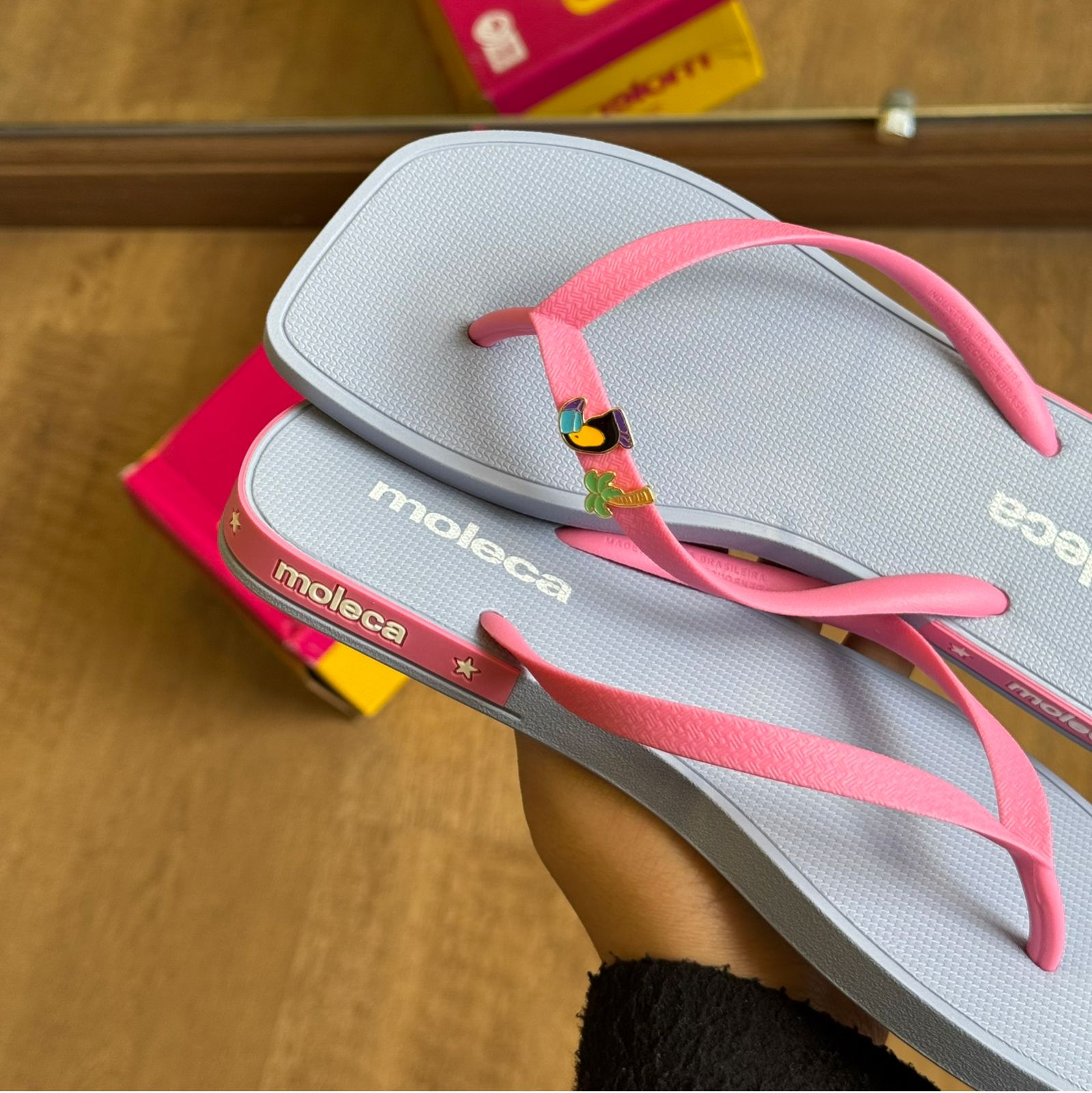 Chinelo de Dedo Moleca Detalhes da Marca 5552.200 + Pin Tucano e Coqueiro