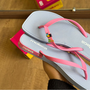 Chinelo de Dedo Moleca Detalhes da Marca 5552.200 + Pin Tucano e Coqueiro