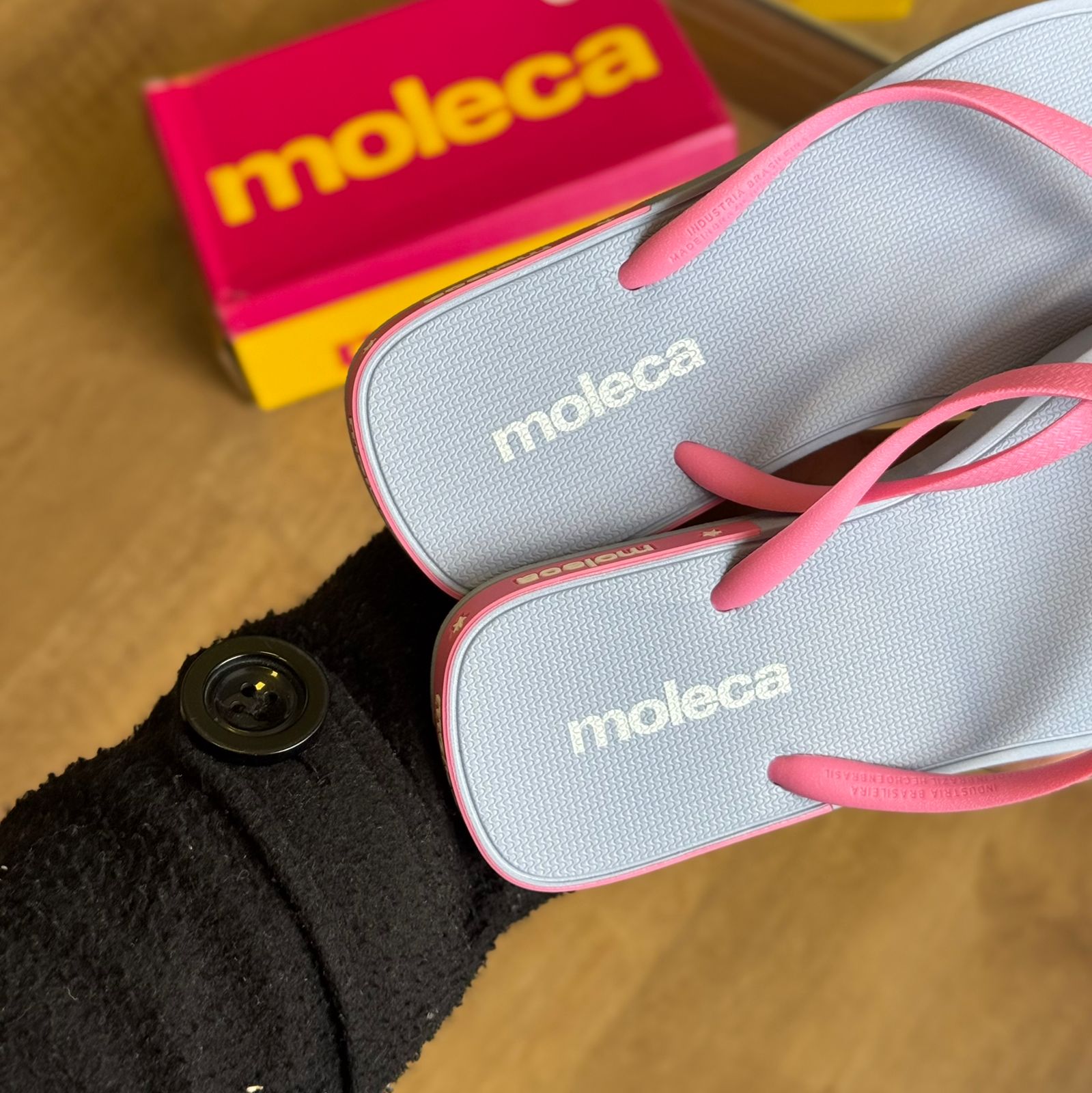 Chinelo de Dedo Moleca Detalhes da Marca 5552.200 + Pin Tucano e Coqueiro