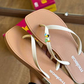 Chinelo de Dedo Moleca Detalhes da Marca 5552.200 + Pin Tucano e Coqueiro