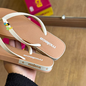 Chinelo de Dedo Moleca Detalhes da Marca 5552.200 + Pin Tucano e Coqueiro