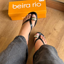 Sandália Beira Rio Rasteira Detalhe Dourado no Dedo 8384.767