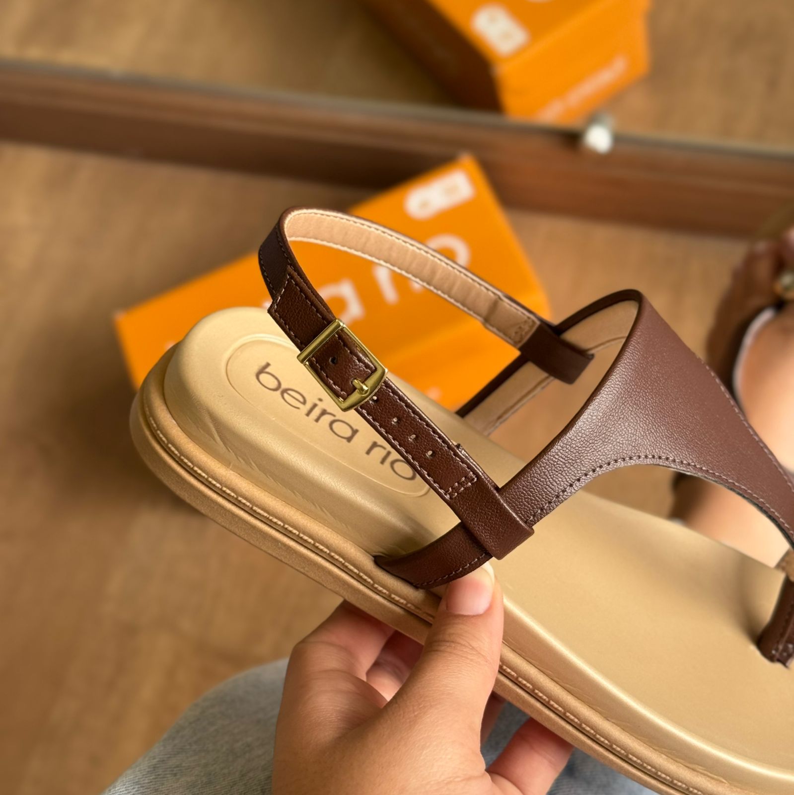 Sandália Beira Rio Detalhe Dourado 8513.113.14710