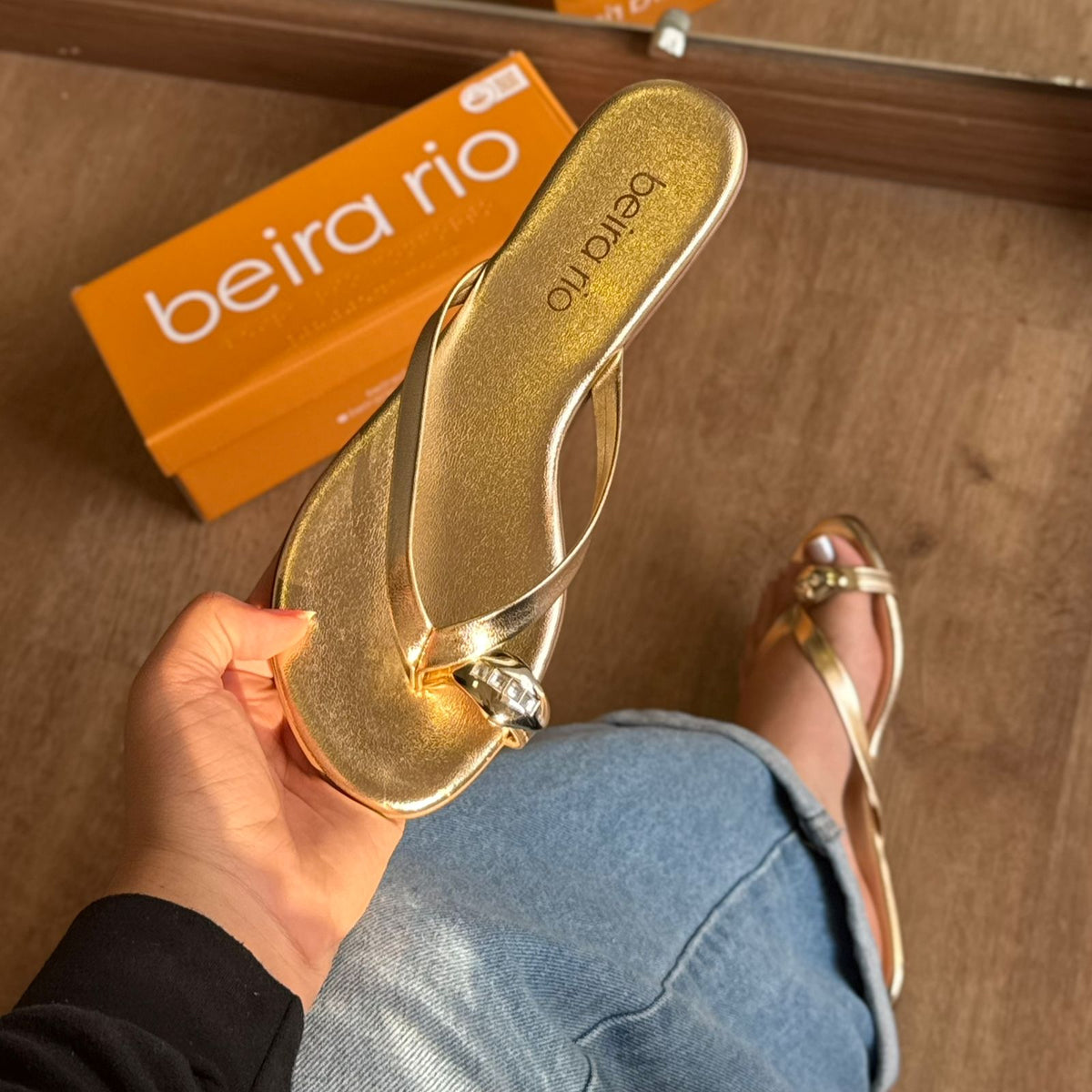 Sandália Beira Rio Rasteira Detalhe Dourado no Dedo 8384.767