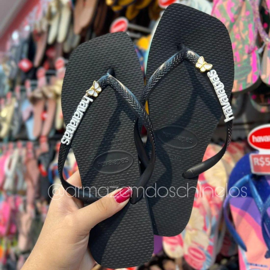 Havaianas Square (Preto) + Pingente Placa e borboleta