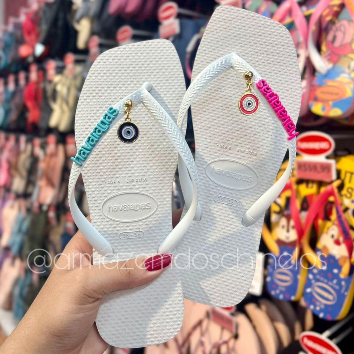Havaianas Square (Branco) + Pingente Placa e Olho Grego Rosa e azul