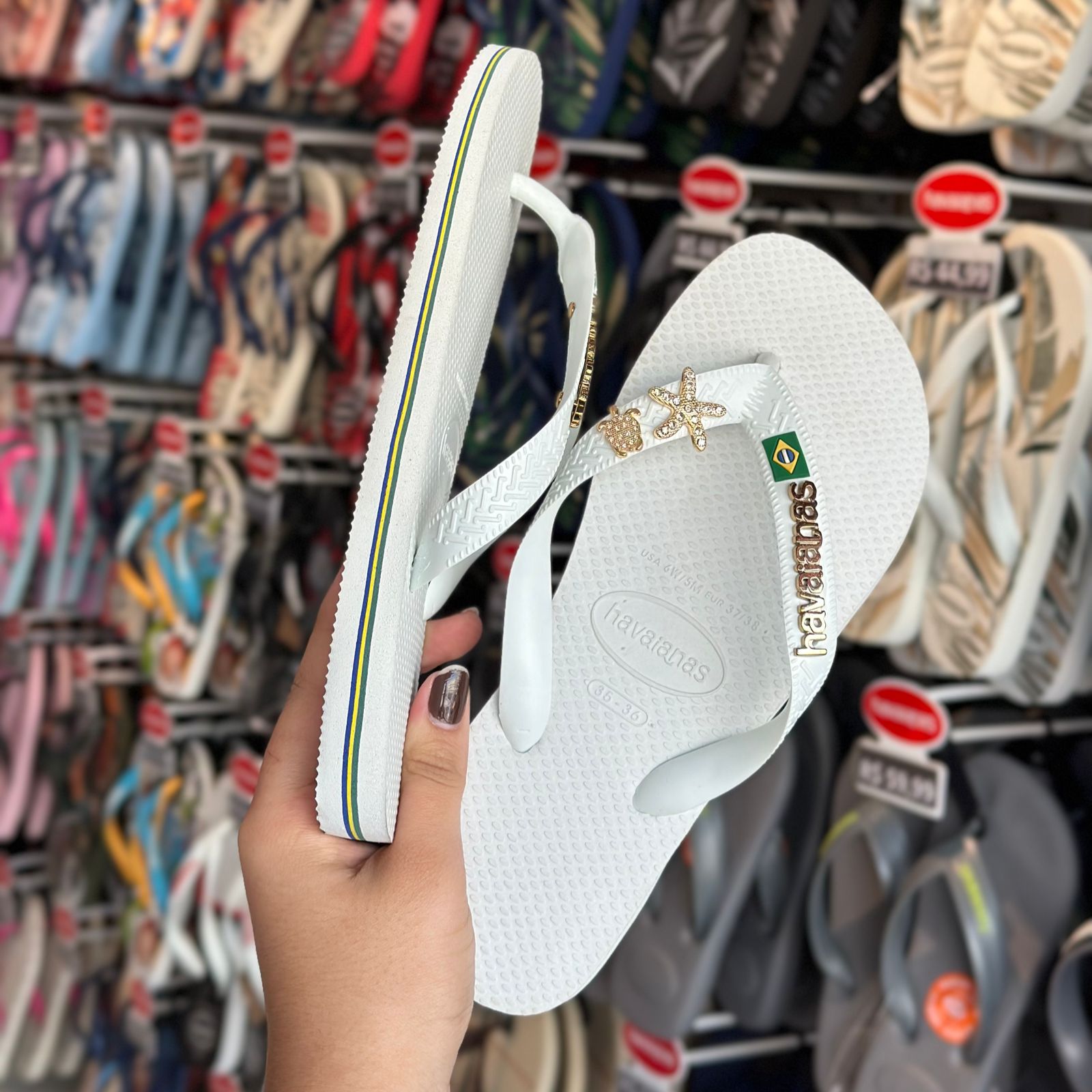 Havaianas Brasil + Placa Logo Dourado + Pin Estrela do Mar e Tartaruga