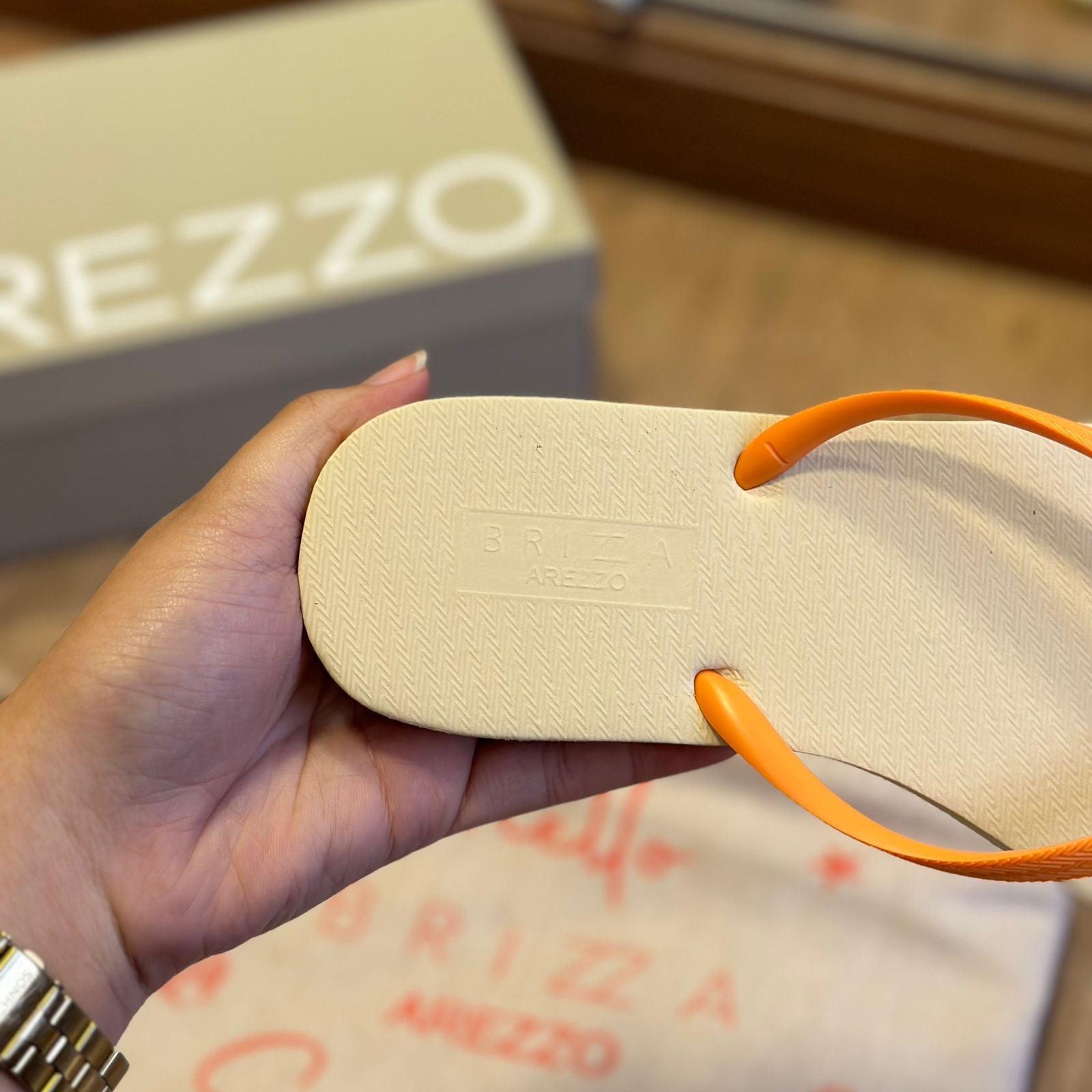 Chinelo de Dedo Arezzo e Laranja e Necessaire Z190260071