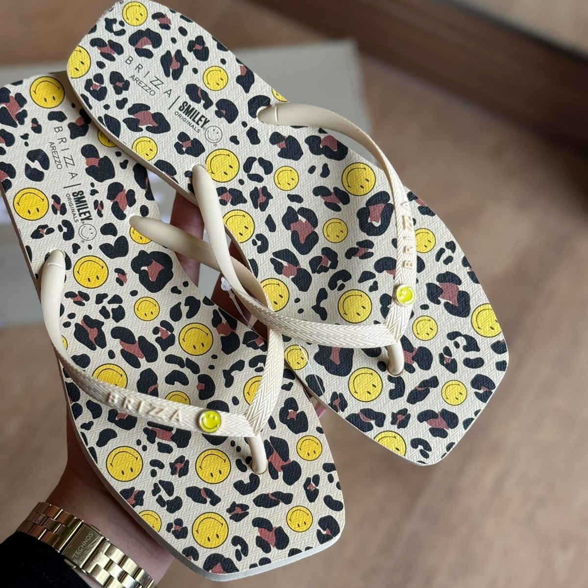 Chinelo de Dedo Arezzo Square Print Smiley Z190270200