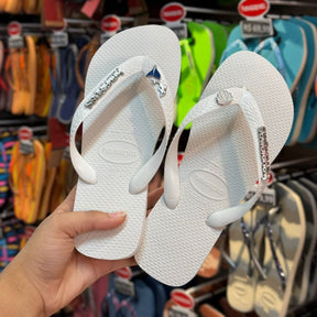 Havaianas Top + Placa Logo + Pin Golfinho, Sereia e Concha