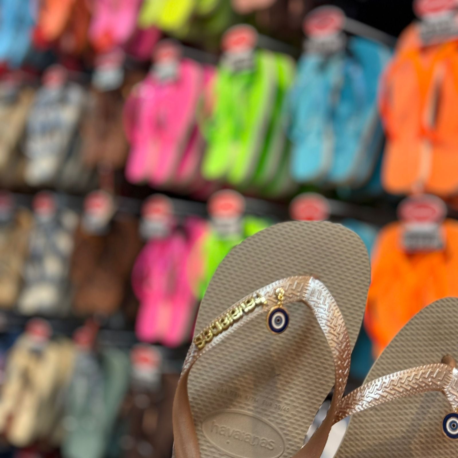 Havaianas Top + Placa Logo + Pin Olho Grego Pendurado