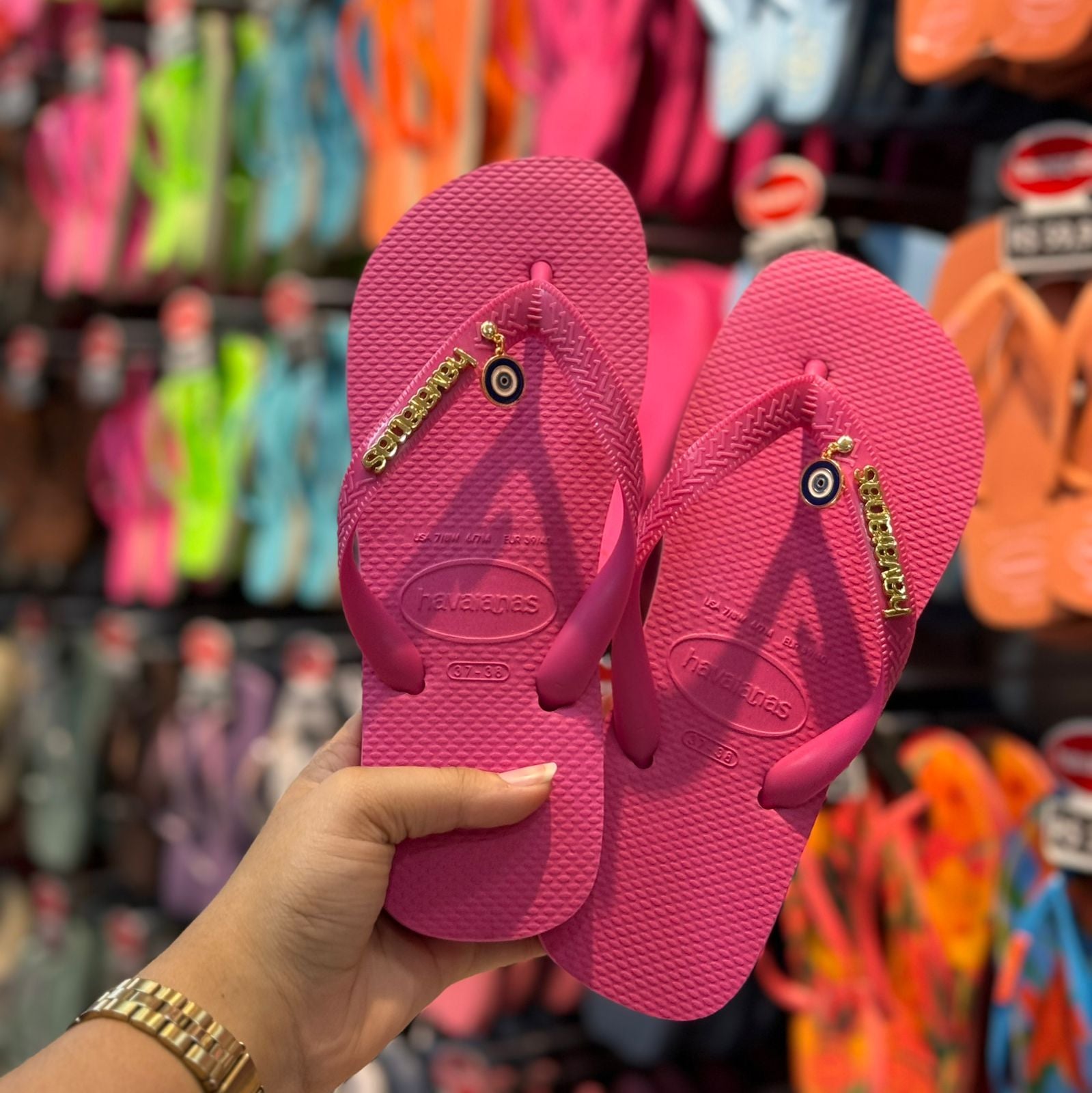 Havaianas Top + Placa Logo + Pin Olho Grego Pendurado